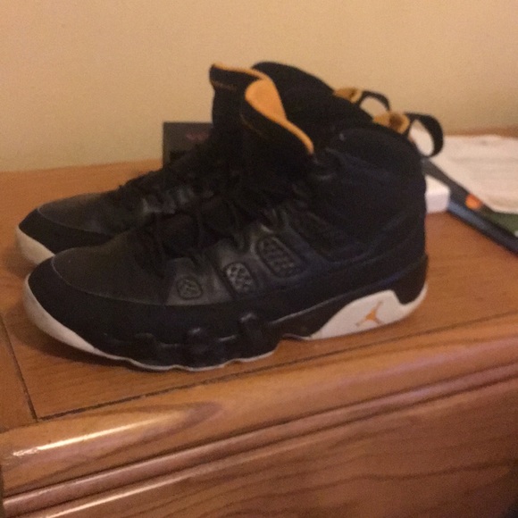 retro 9 black and yellow